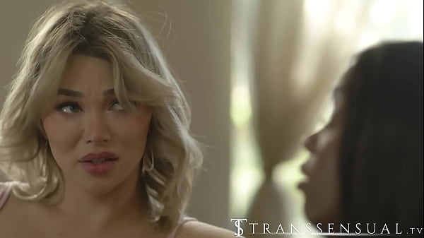 Mi compa&ntilde;era de piso no sabia que su amiga tenia polla, acaba comiendosela 