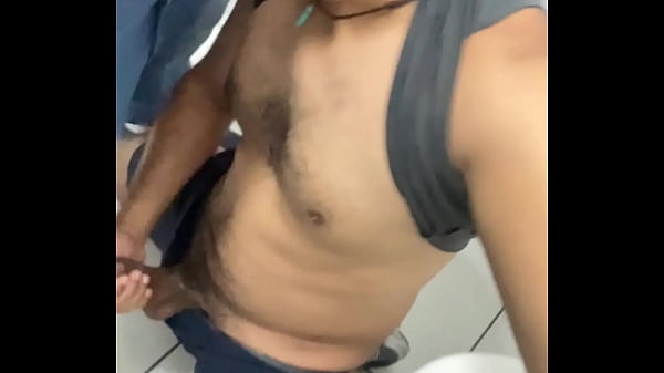 Caminhoneiros Brincando No Banheiro, O Ajudante De Joelhos Mamando Todos Os Coroas No Mict&oacute;rio Do Banheiro. thumbnail