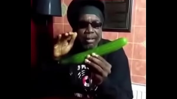 Cantando y mamando con pepino