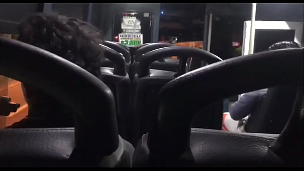 seduzco a enano en labuseta_y este se hace al lado mío y meempiezaa chupar las tetas luego yo le_acariciola verga y se la chupo