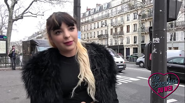 Play MP4 - Naomie&comma; une jeune aguicheuse qui adore s&eacute;duire