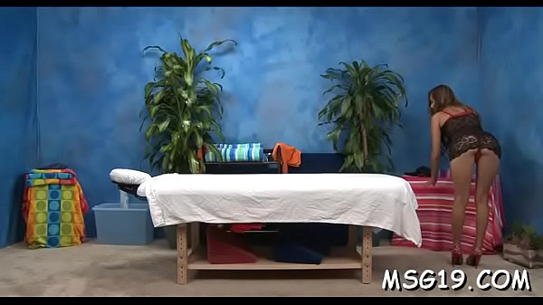 Flexible angel enjoys insertion 