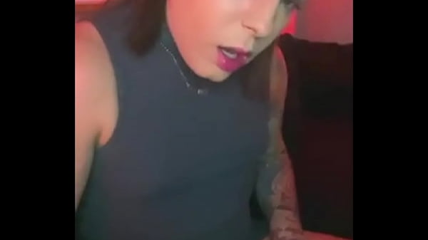 A menina trans Emma Ink bate uma punheta 