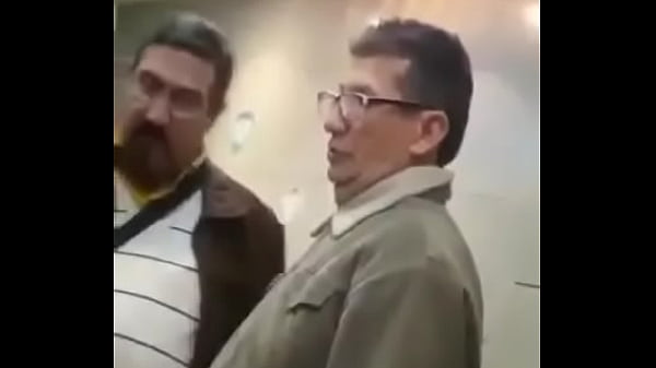 Play MP4 - Mamando VERGAS a MADUROS en el BA&Ntilde;O PUBLICO