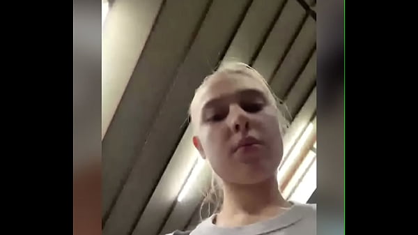 Play MP4 - Double penetrating in the public