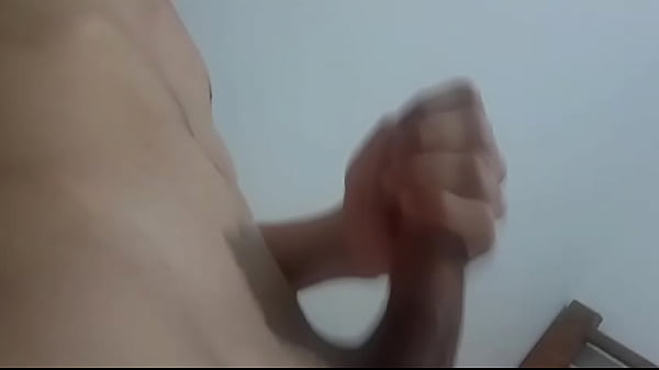 Novinho hetero 19 anos batendo punheta