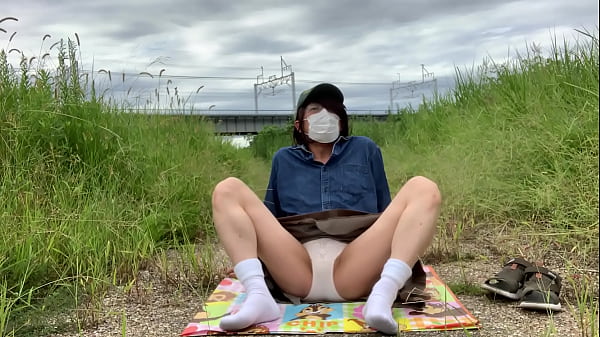 Play MP4 - 女装まゆ河原で露出