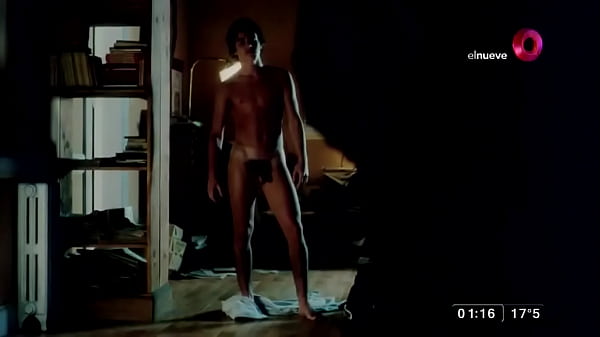 Nicol&aacute_s Cabr&eacute_ desnudo