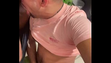 Uber Ajudou A Subir As Compras E Recompensei Mamando Ele thumbnail