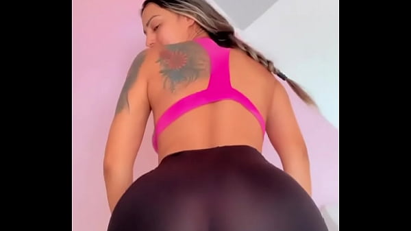 Galega gostosa com shortinho socado 