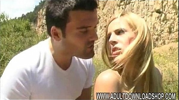 Blonde likes outdoorsex 