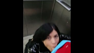 Pillada en el ascensor teniendo sexo 