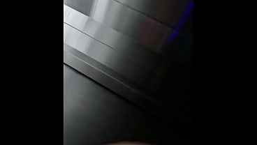 Pillada en el ascensor teniendo sexo