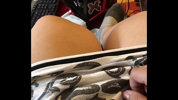 Play MP4 - Trato de llamar la atenci&oacute;n de mi hombre con los pies mientras &eacute;l transmite en vivo&period;