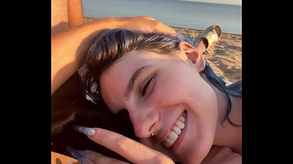 Play MP4 - Sex on a public beach - &Scy;reampie