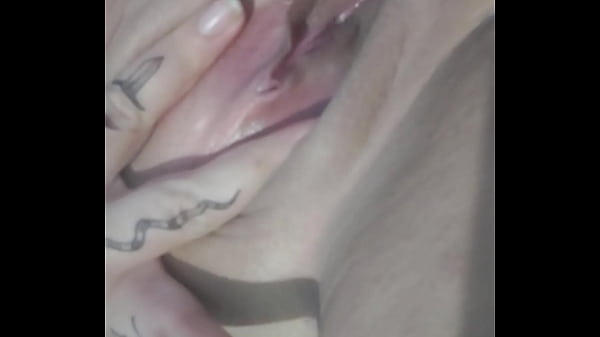 Passando o dedinho na buceta 