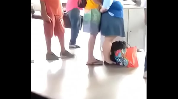 Play MP4 - Gordinha safadinha bate uma pra namorado na fila do &ocirc;nibus