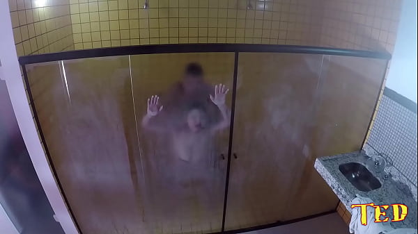 Peituda Dando Para Dotado No Chuveiro Do Vestiario thumbnail