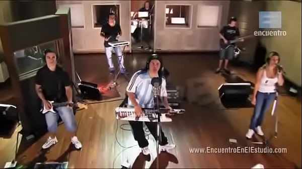 Damas Gratis - No lo dejan salir porque mujer lo tiene con la correa 