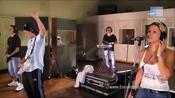 Damas gratis no lo dejan salir porque mujer lo tiene con la correa 