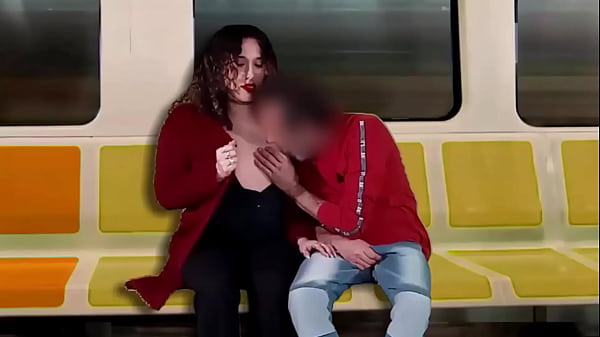 Play MP4 - Masturbo a un desconocido en el tren mientras mi esposo filma todo