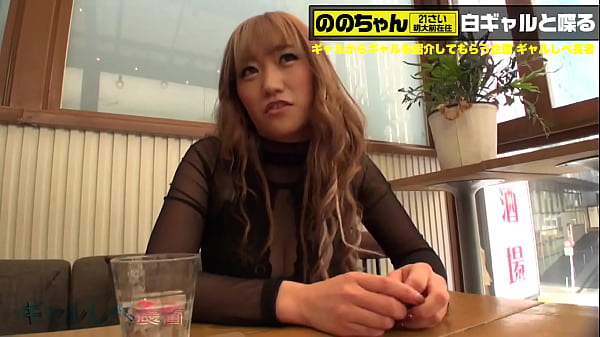 Part1 彼女主導でディープキスを繰り出し、目の前で濃厚なセルフオナニー開始！さらにソファに座る2人の間に割って入り、そのまま両人の巨根を服越しに足コキ！大きく膨らんだところで、美味そうにしゃぶりだしたのだ！いつものギャルしべとは展開がまるで違う！海外風俗にでも来たような、大胆なプレイでプロ2人を魅了する！ thumbnail