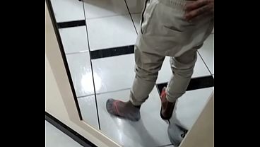 Ajustando o desenho na bunda durinha e sem pelo