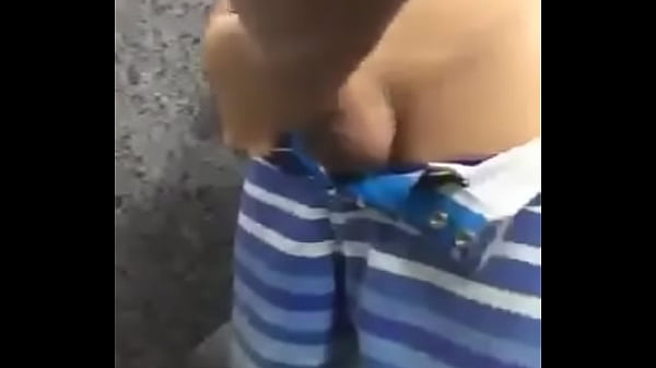 Batendo punheta pro lek no banheiro 