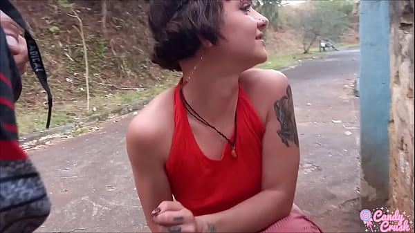 Play MP4 - Novinha foi mijar em p&uacute;blico e teve que dar uma mamada - Mano Nico