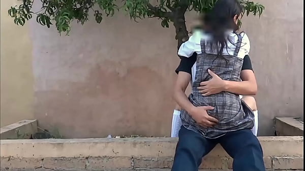 Play MP4 - Colegiala se pone caliente y folla en el parque con su novio