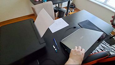 Una criada con jeans y chanclas firma un acuerdo para follar 1 minuto cada hora hasta que su jefe se corra 