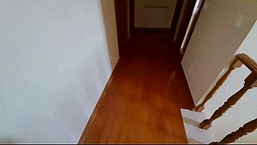 Una criada con jeans y chanclas firma un acuerdo para follar 1 minuto cada hora hasta que su jefe se corra 