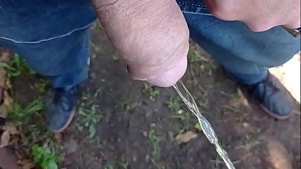 Pissing outdoor 