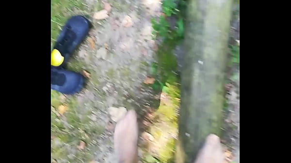 Outdoor balancieren in feinstrumpfhose 