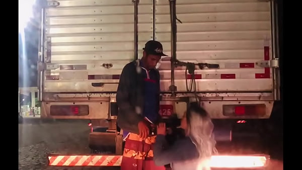 Play MP4 - CAMINHONEIRO COLOCOU A SAFADA PRA MAMAR NO POSTO DE GASOLINA