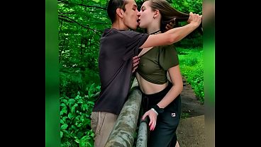 La adorable lean se deja tocan en el bosque 