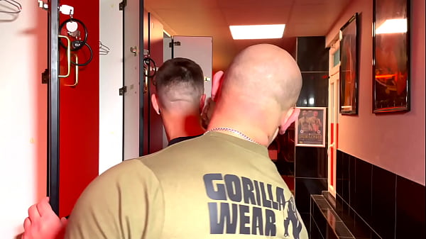 Deux m&acirc;les alphas baisent au jus une bonne chiennasse asiate 