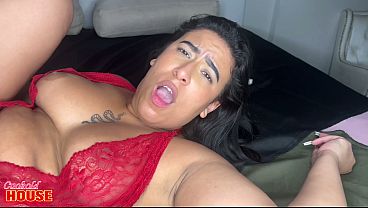 Marido mais velho comendo o c&uacute_ da esposa novinha, que tem um baita rab&atilde_o