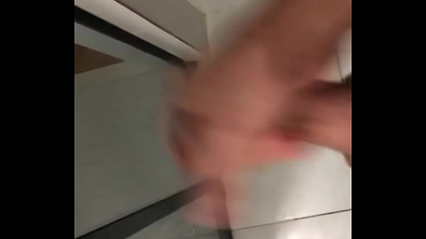 Punhetando no Banheiro