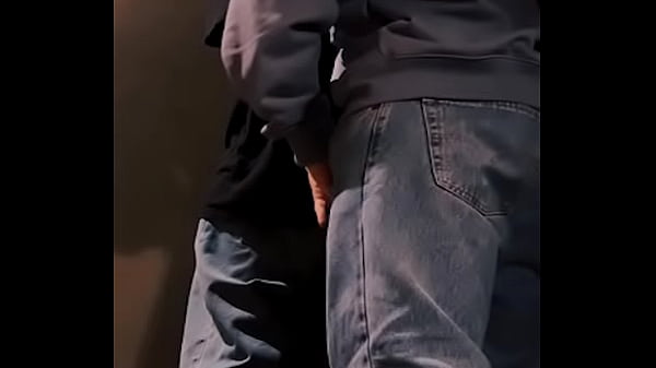 Chacal fit me folla con ropa en los vestidores del gimnasio a escondidas 