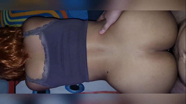 COGIENDO A MAM&Aacute; SOLTERA MIENTRAS SUS HIJOS JUEGAN EN EL PATIO!!! CULONA LATINA EN CUATRO! PUTA MOROCHA!! 