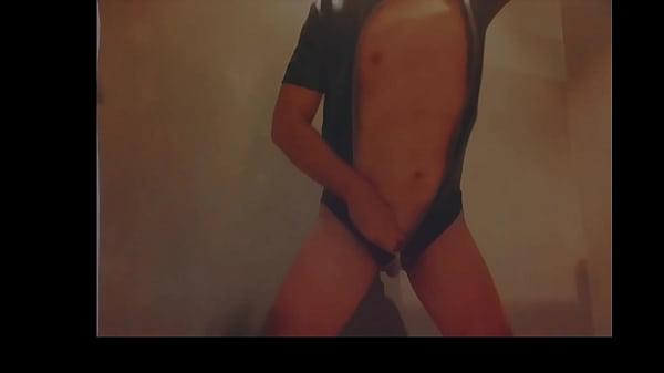 latex con dildo y corrida muy caliente 