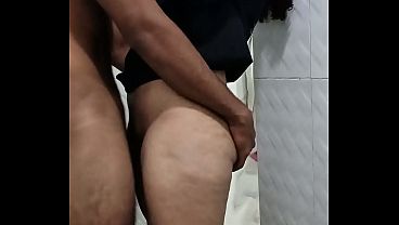 Nos escapamos de la fiesta familiar a echar un rapidin en el bañ_o
