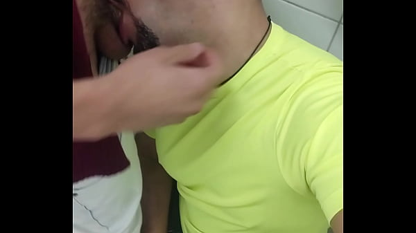 Play MP4 - Magrelo dotado esporrou jatos de leite no fundo da minha garganta&comma; banheir&atilde;o sempre tem esses put&otilde;es&period;