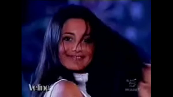 Hot Italian Beauty Shows Upskirt As She Dances During A Performance 