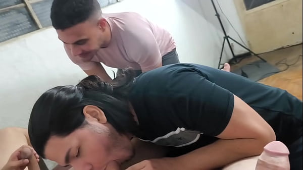 Play MP4 - Carmona&comma; Victor Ferraz e O Pai do Carmona&comma; botando o casal pra chupar