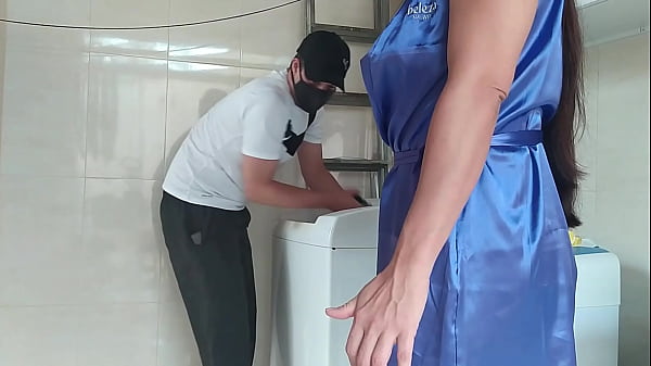 Play MP4 - Casada provocando o t&eacute;cnico que foi arrumar a m&aacute;quina de lavar roupas&comma; a safada abriu o roup&atilde;o na frente dele &lpar;Completo no RED e no Sheer&rpar;