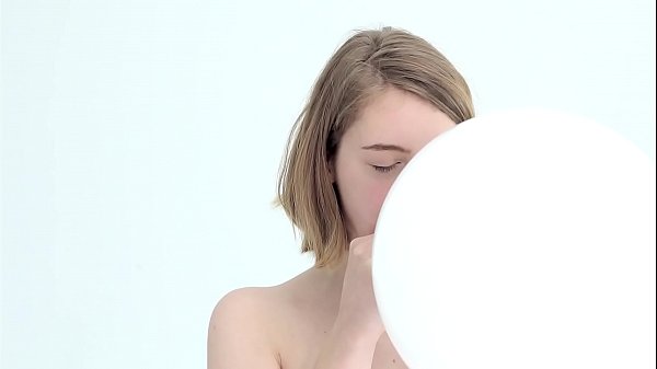 Play MP4 - Young looner babe blowing and popping her first balloon