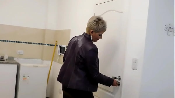 Madrastra Caliente Por Falta De Pija, Hace Que Su Hijastro Le Eyacule 3 Veces En En Culo thumbnail