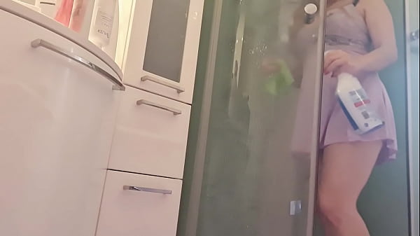 Play MP4 - gostando limpando a casa do vizinho